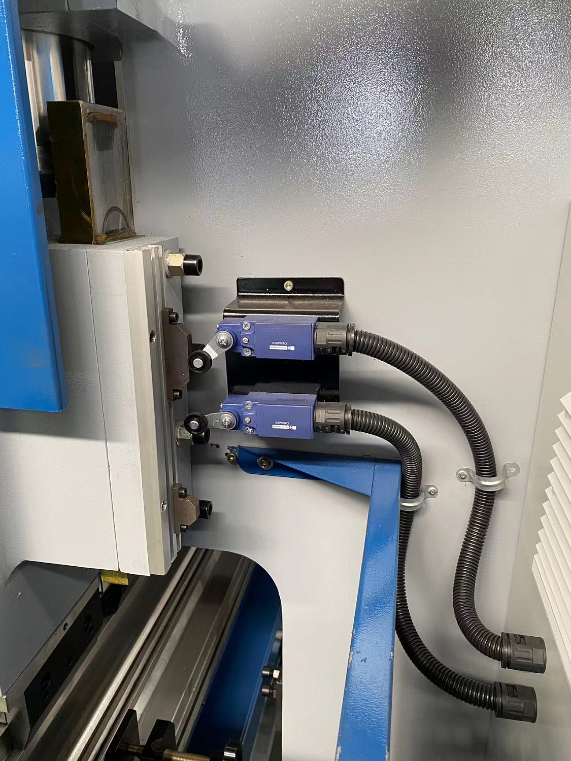 Гидравлический листогибочный пресс 30/1600