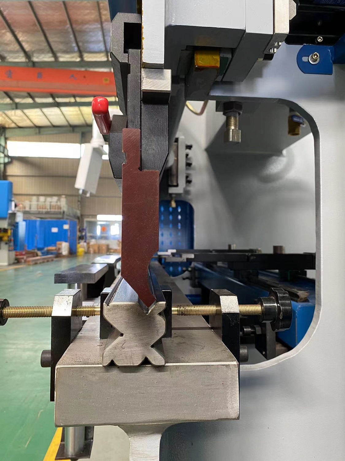 Гидравлический листогибочный пресс 30/1600